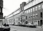 Bataviastraat, met accenten ter hoogte van nrs. 35 en 37.
              <br/>
              Arsath Ro'is, J.M., Beeldbank Stadsarchief, 1973